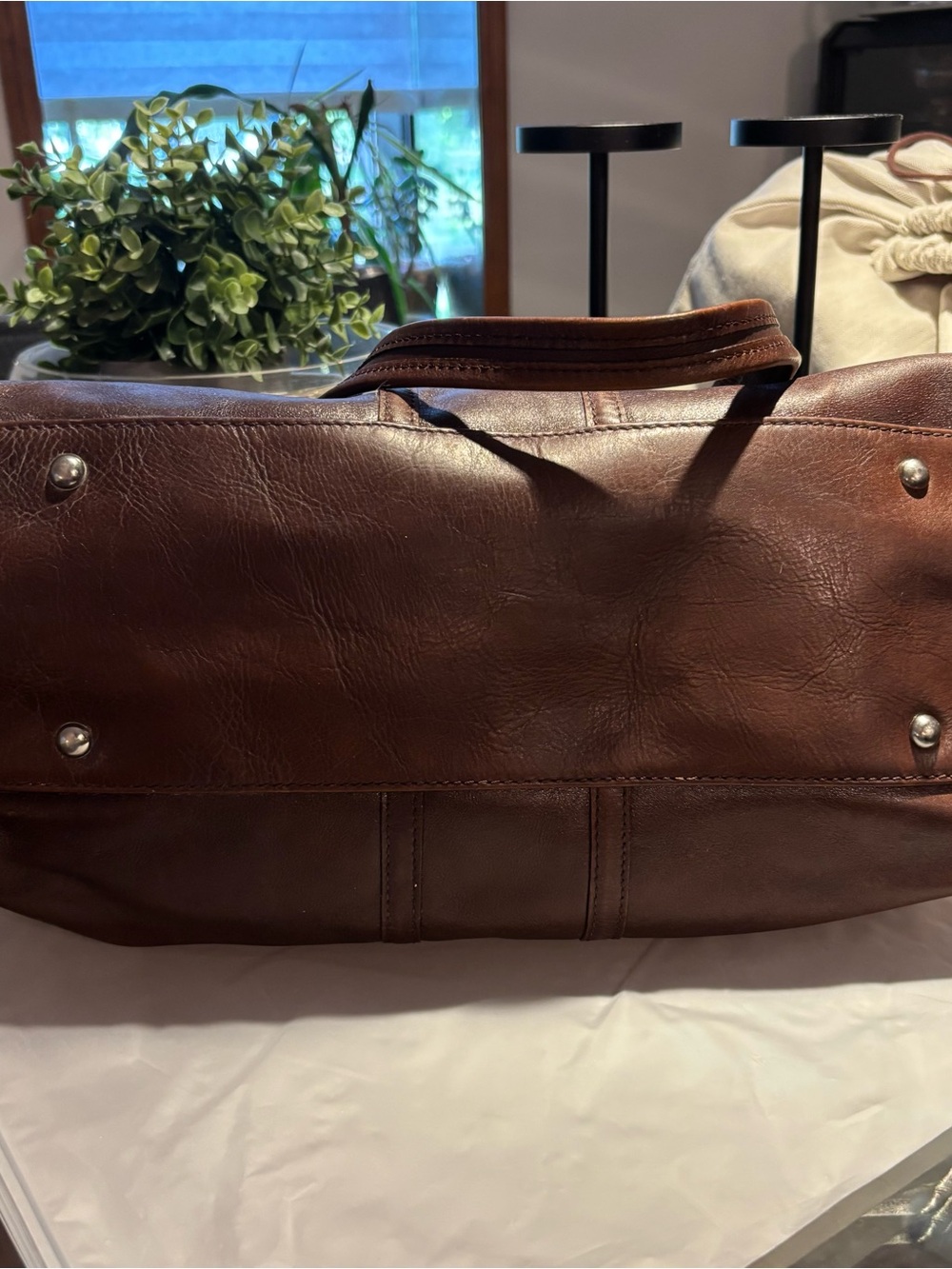 Classic Large Brown Leather Shoulder Bag with Turn-Lock Detail - Picture 3 of 3